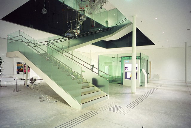 Nowoczesne wnętrze widok na schody ze szklanymi balustradami